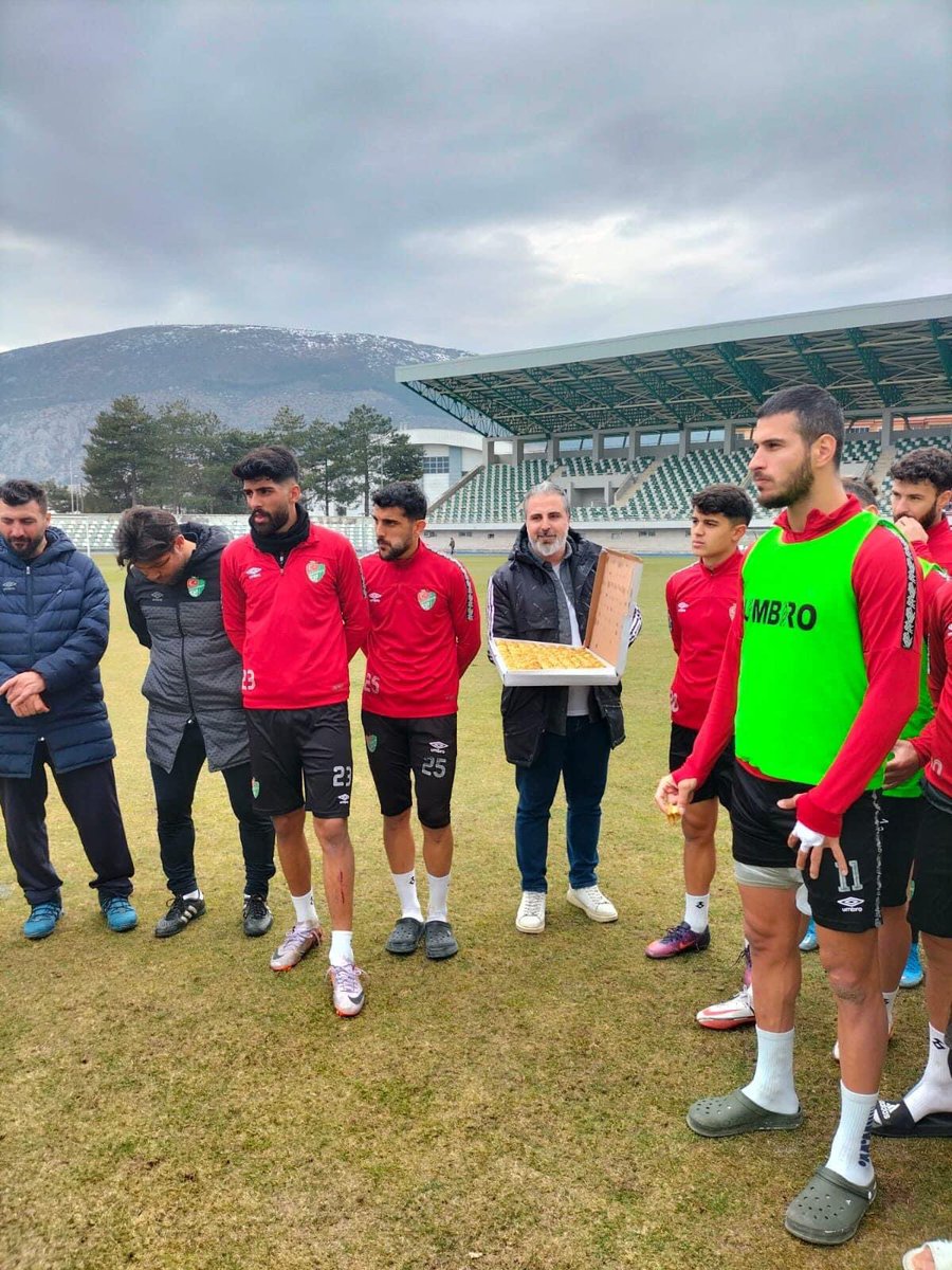 amasyamerkezmib's tweet photo. Amasyaspor 1968FK kulübümüzün antremanına katılarak futbolcularımıza tatlı ikramında bulunduk. Kulübümüzün teknik ekibine, futbolcularına ve yöneticilerine 3. Lig yolunda başarılar diliyoruz. 
Amasyaspor 1968FK takımımızın her zaman yanında olacağız. 💚🤍 https://t.co/8WZMYI5gM9