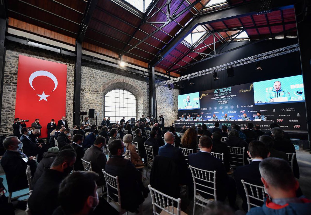 Damalı bayrak #Beyoğlu'muzun ev sahipliğinde Türkiye’de dalganacak!🇹🇷 @TCSanayi Bakanımız Sn. @varank’la birlikte FIA Elektrikli Otomobil Dünya Kupası Basın Toplantısı’nı gerçekleştirdik.🏁🏎 #22Subat2022 @FIA_ETCR