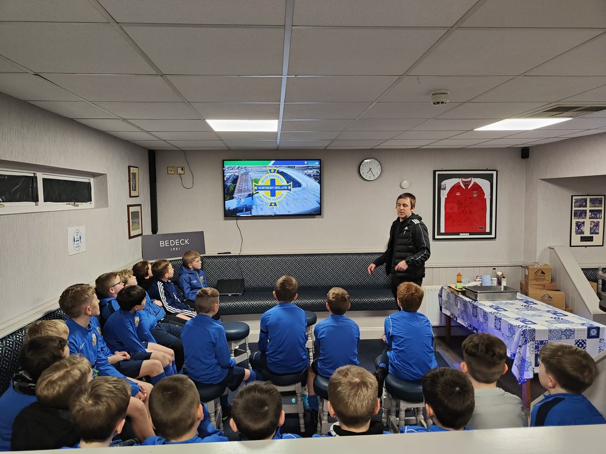 Fantastic to see delivery of not 1 but 2 Racism awareness &amp; Equality training courses last night, delivered our fantastic ambassadors to <a href="/TheGlensAcademy/">Glentoran Academy</a> and our Community Relations Officer for <a href="/GlenavonAcademy/">Glenavon FC Academy</a>  #EverybodysGame
