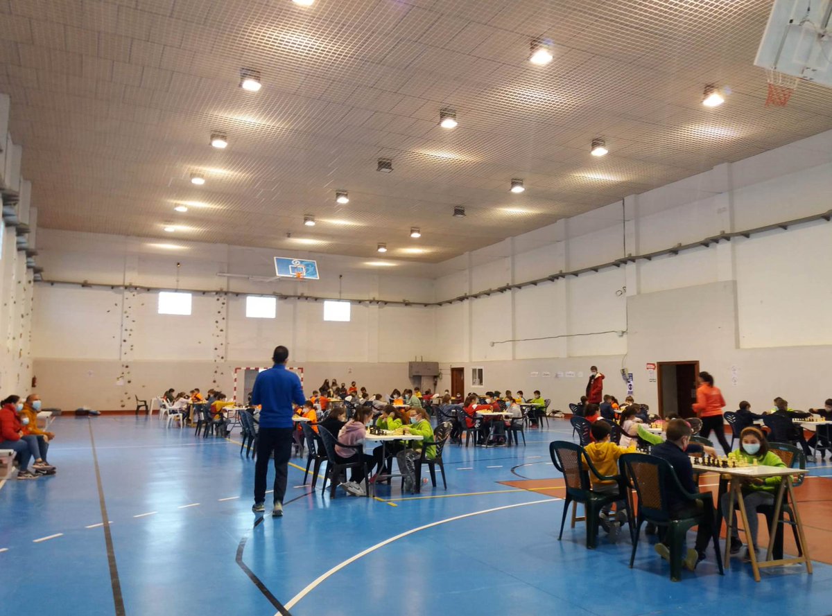 DipgraDXT's tweet photo. Cúllar acogió el encuentro zonal de ajedrez ♟♟ en el que participaron 80 pequeños jugadores de los municipios de #cortesdebaza, #CuevasdelCampo, #Orce y #cullar. El evento, celebrado en el pabellón del Sempa, entregó medallas 🏅 a los primeros quince de la zona
#ajedrezgranada https://t.co/oXZznsmOvg