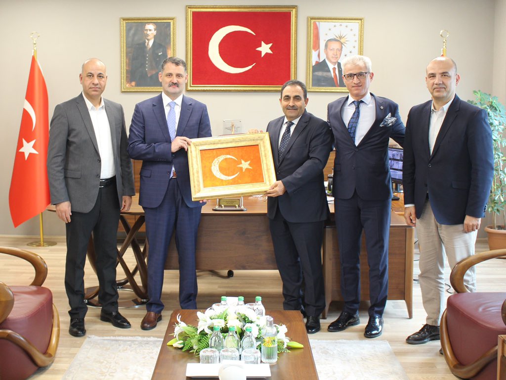 İstanbul Şanlıurfa Dayanışma Derneği’nin yeni seçilen yönetim kuruluna ziyaretlerinden ötürü teşekkür eder, hemşehrilerimize hizmet yolunda muvaffakiyetler dilerim.