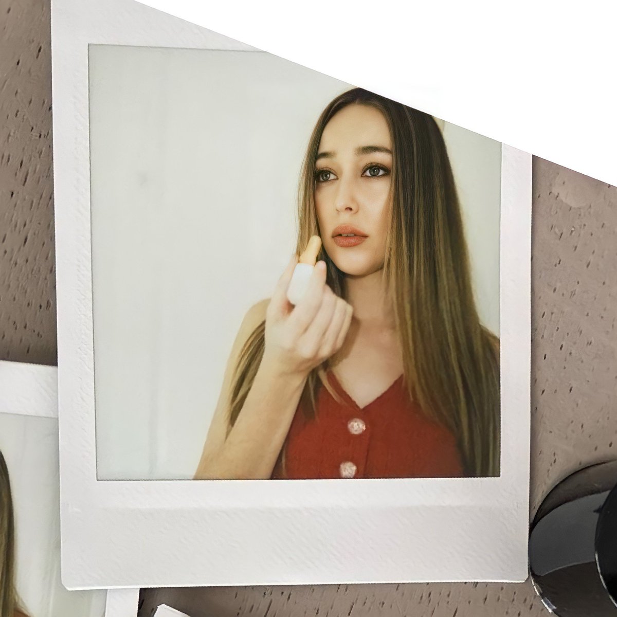CassxDebnam's tweet photo. Alycia en rojo>>>>> https://t.co/gCXfzROrkK