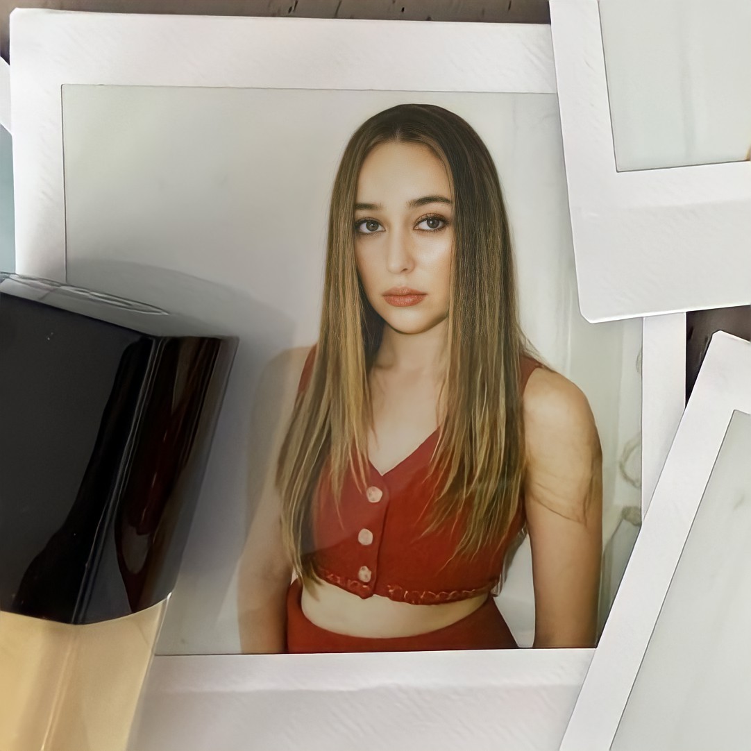 CassxDebnam's tweet photo. Alycia en rojo>>>>> https://t.co/gCXfzROrkK