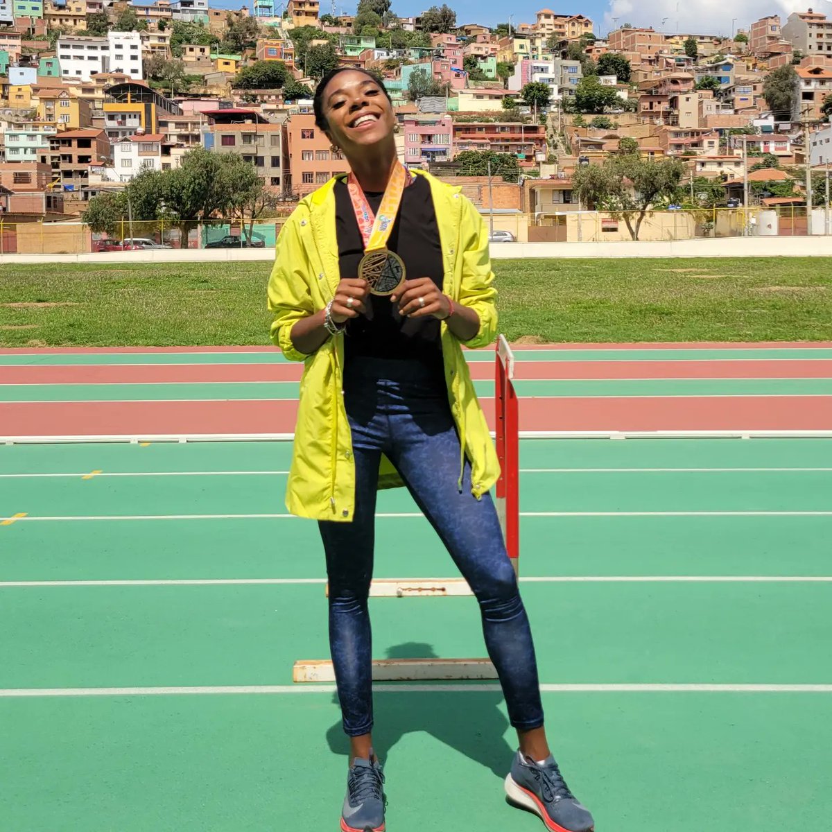 Supe pasar por momentos de mucha tristeza. Momentos en los que decidí abandonar, y seguí. Más por inercia que por motivación, confiaba en que algún día me situación iba a cambiar.Cuando sientas que ya no hay más nada, seguí moviéndote.  Las cosas llegan cuando menos lo pensamos