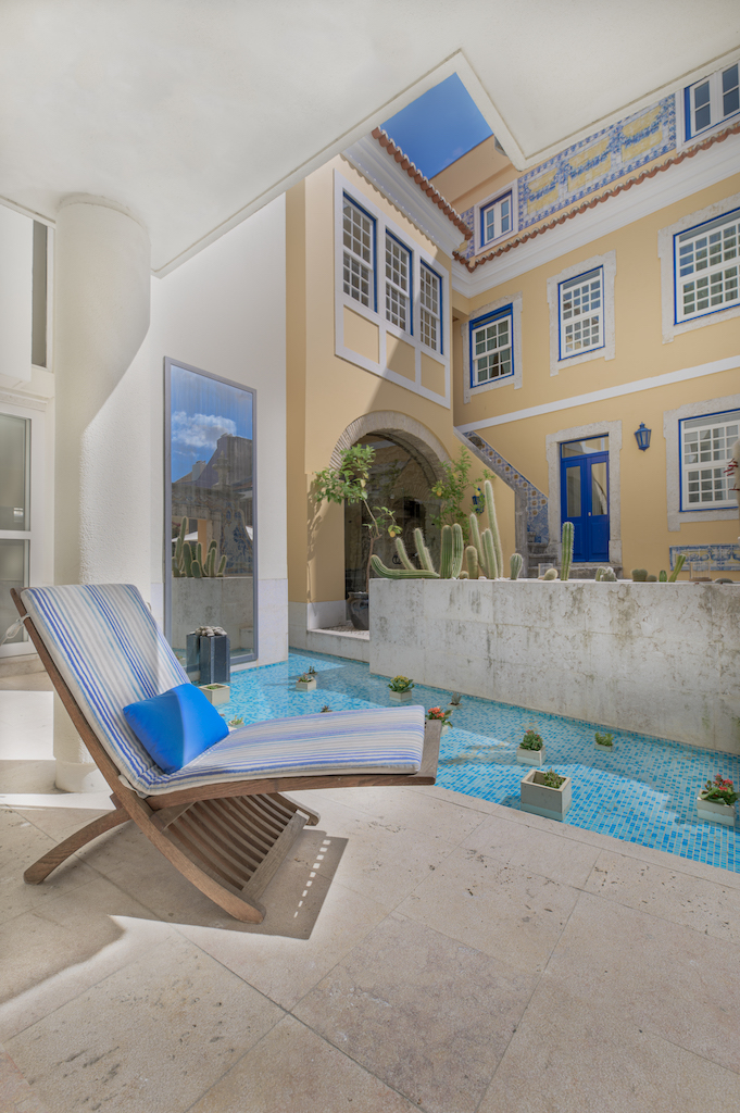 Pull up a chair and enjoy the Lisbon sunshine at our 18th century building, the small palace hotel Solar do Castelo located in Lisbon’s historic Alfama district lisbonheritagehotels.com/solar-do-caste… #lisbonheritagehotels