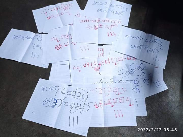 WaiWarr1's tweet photo. The distribution of papers movement was held in Mawlamyine, Mon State on 222222 Spring Revolution Day.

#222222MyanmarStrikes
#WhatsHappeningInMyanmar
#2022Feb22Coup https://t.co/P9FB6VS9bf