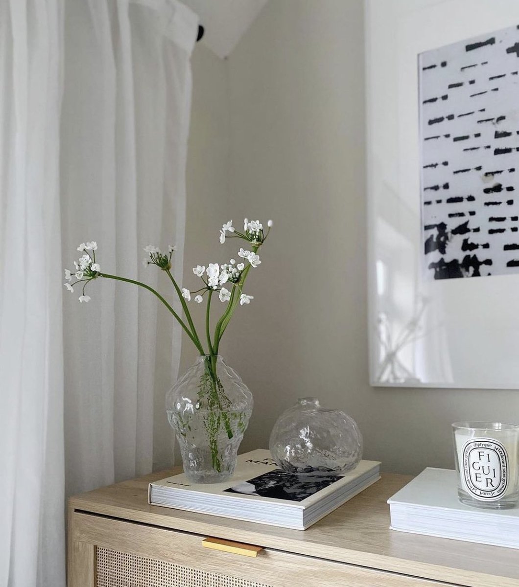 TheDevilsDesign's tweet photo. How beautifully simplistic is this @hm arrangement. 

The stunning glass vases start at £8.99 and make a lovely addition to pretty much every room! 

Bag one now at https://t.co/88OxPSoa0I 

#interiordesign https://t.co/V29aIE9moV