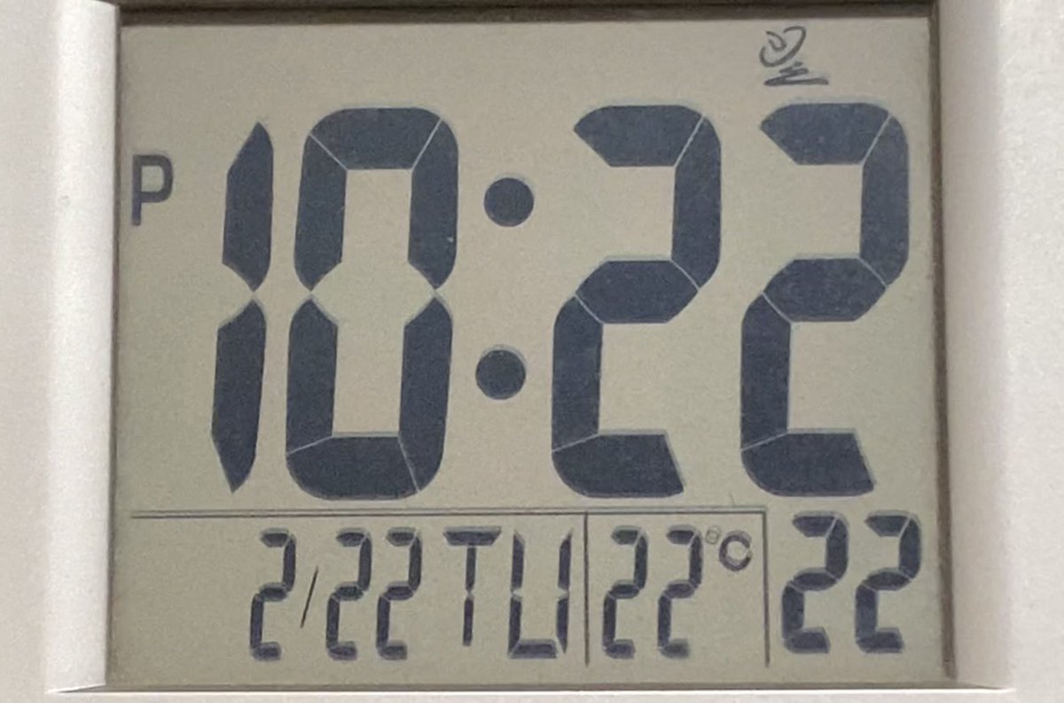 kozakuramaiko's tweet image. 時計が２４時間表示にならないタイプで、西暦も表示されないので
室温を２２度に保ってみました。

#2022年2月22日 
#2022年2月22日22時22分22秒
#室温２２度 
#スーパー猫の日 🐱