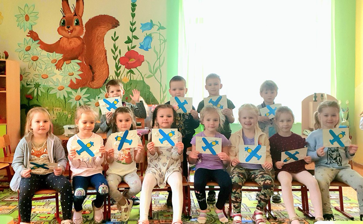 23 февраля - красный день календаря!
В этот день отца и деда
Поздравляет детвора!