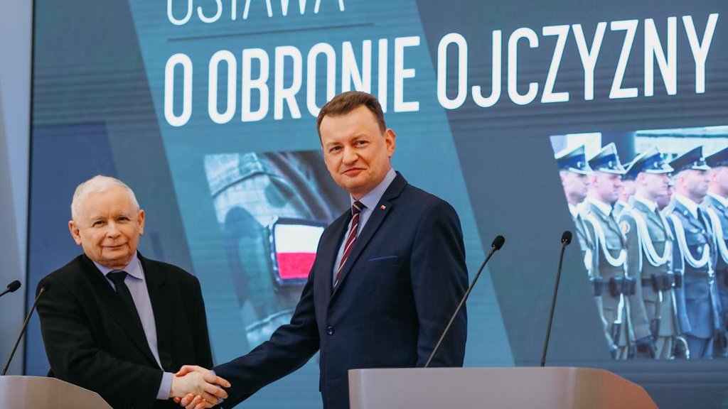 Minister 
@mblaszczak
: Dziękuje wicepremierowi Jarosławowi Kaczyńskiemu za to, że ta ustawa powstała. Przyjęty dziś projekt na komitecie RM - dotyczący sił zbrojnych, zbuduje fundament do ich rozwoju i do tego, żeby wojsko polskie było liczniejsze i wyposażone w nowoczesny sprzęt.