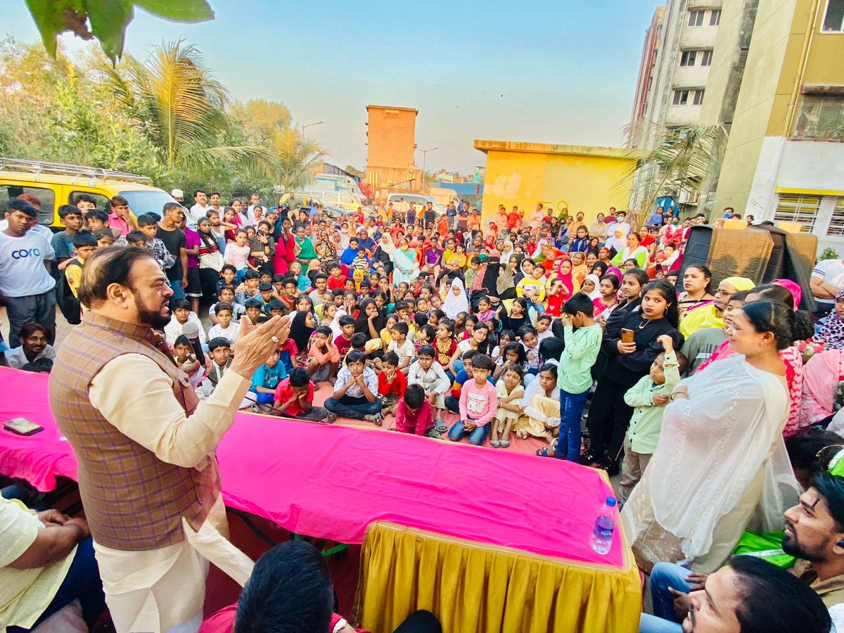 SamajwadiMah's tweet photo. शिवाजी नगर में घनी आबादी वाले नटवरपारेख कंपाउंड के तंग घरों में रहने वाले बच्चों की पढाई के लिए समाजवादी पार्टी, MMRDA व कम्युनिटी डिज़ाइन एजेंसी के सहयोग से बनाए गए 'किताब महल' पब्लिक लाइब्रेरी का लोकार्पण आज सपा प्रदेश अध्यक्ष श्री अबू आज़मी जी द्वारा किया गया
#बाईस_में_बाइसिकल https://t.co/8vVGsdyqhb