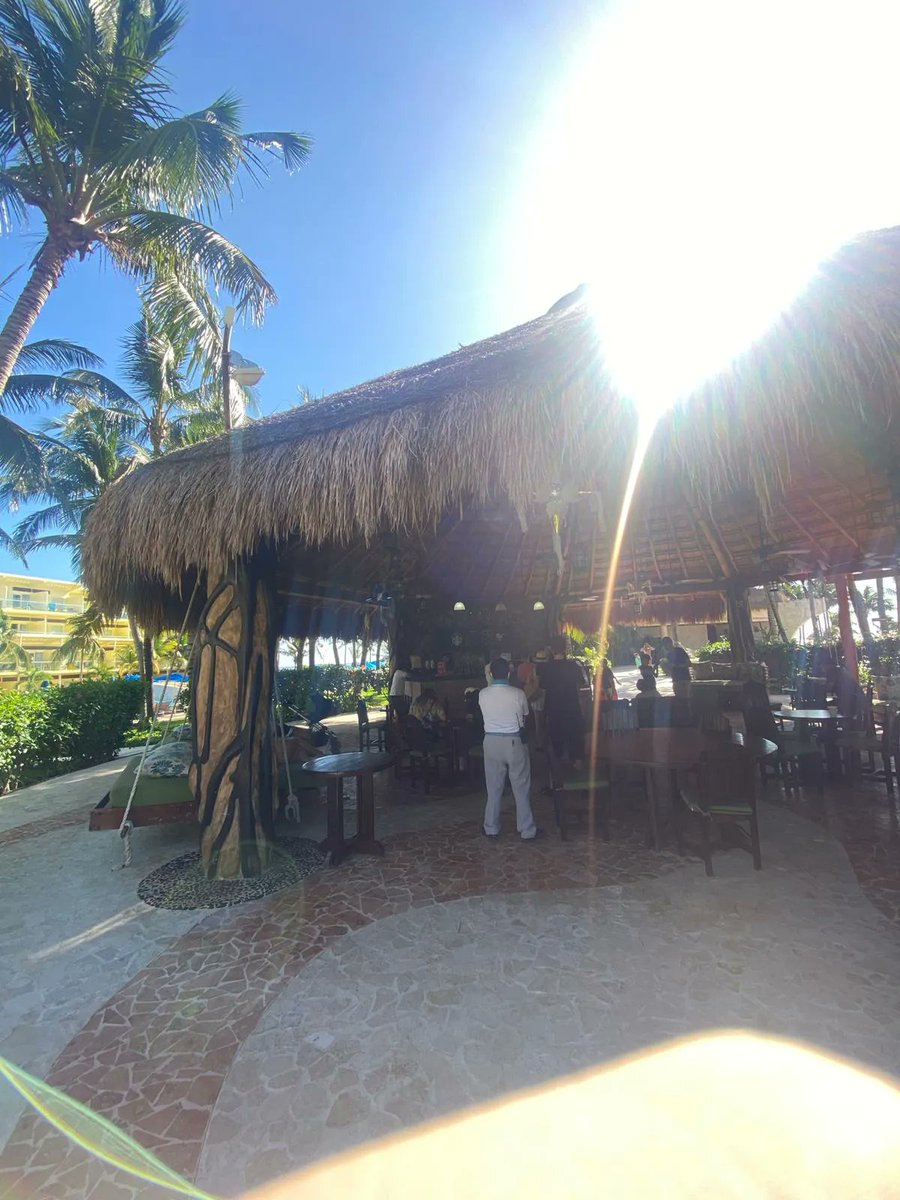 I saw this interesting Starbucks in Mexico last month - a little different to back home😅I know where I would prefer to have my morning coffee! 

#Starbucks #architecture