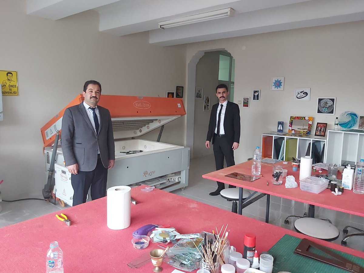 baliseyhkay's tweet photo. Kaymakamımız Sançar Batuhan KURDU; ilçemiz halk eğitim merkezine ve halk kütüphanesine  ziyarette bulunarak kütüphanenin durumunu, cam füzyon ve alevde cam şekillendirme atölyelerini inceledi.
#BalışeyhKaymakamlığı 
#Balışeyh https://t.co/dxbCN6IPcv