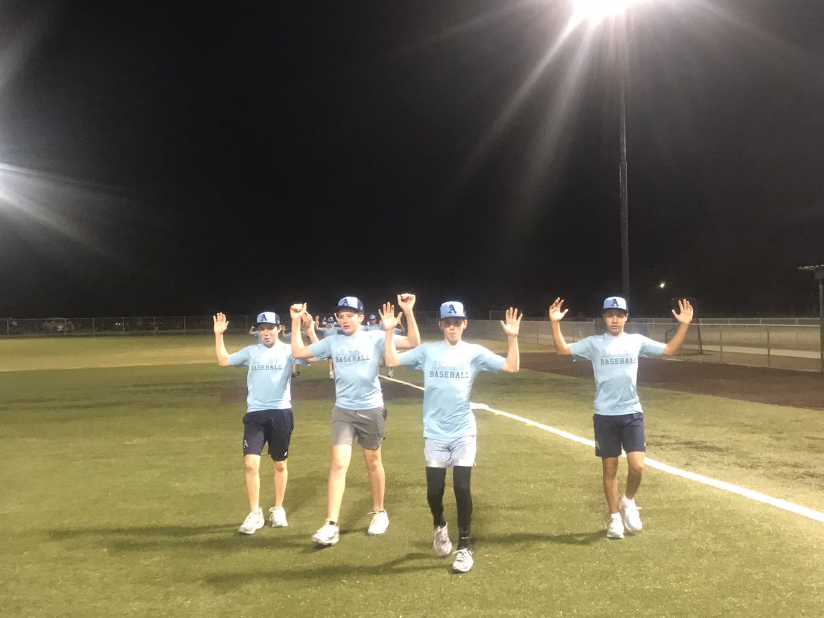 Allenbb13's tweet photo. The 14u Buckaroos buying in. @tomhouse https://t.co/F8iinJ84fQ