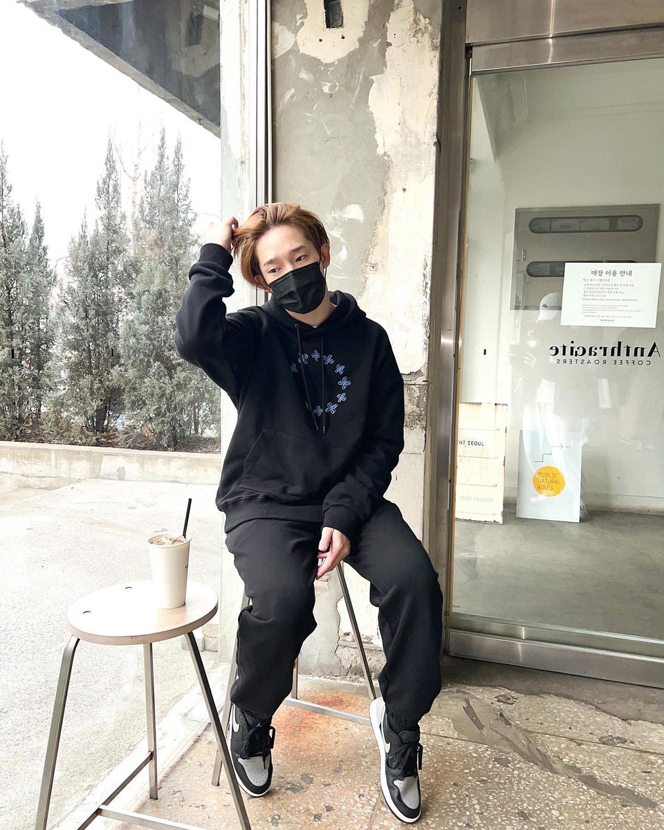 le_moho_'s tweet photo. South Clubのナム・テヒョンさんに VIVI SWEATSUITを着用して頂きました。 
こちらの商品はLE MOHOの日本公式ホームページでも販売中でもお買い求め頂けます。💖🪡

https://t.co/fFuDitiXyO https://t.co/GpFpMblFJA