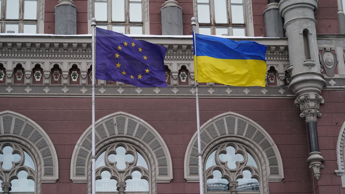 EESC_President's tweet photo. .@EU_EESC strongly condemns the recognition of separatist territories in #Ukraine and calls on EU and allies to show unity in a prompt, firm response.

A safe, secure &amp; prosperous 🇪🇺neighbourhood = a safe, secure &amp; prosperous EU.

#WeStandWithUkraine🇺🇦

🖇️https://t.co/u3NCfav1xU https://t.co/uSWqmAXpTY