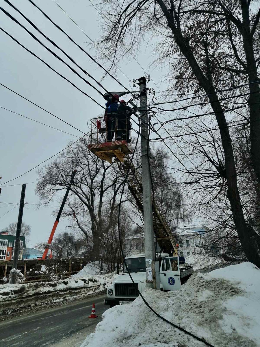 ulges73's tweet photo. Технологическое присоединение к сетям МУП УльГЭС. 
Персоналом цеха по ремонту оборудования произведена замена ж/б опор, монтаж СИП до многоквартирного жилого дома по ул. Льва Толстого. https://t.co/dQT0zjTw57