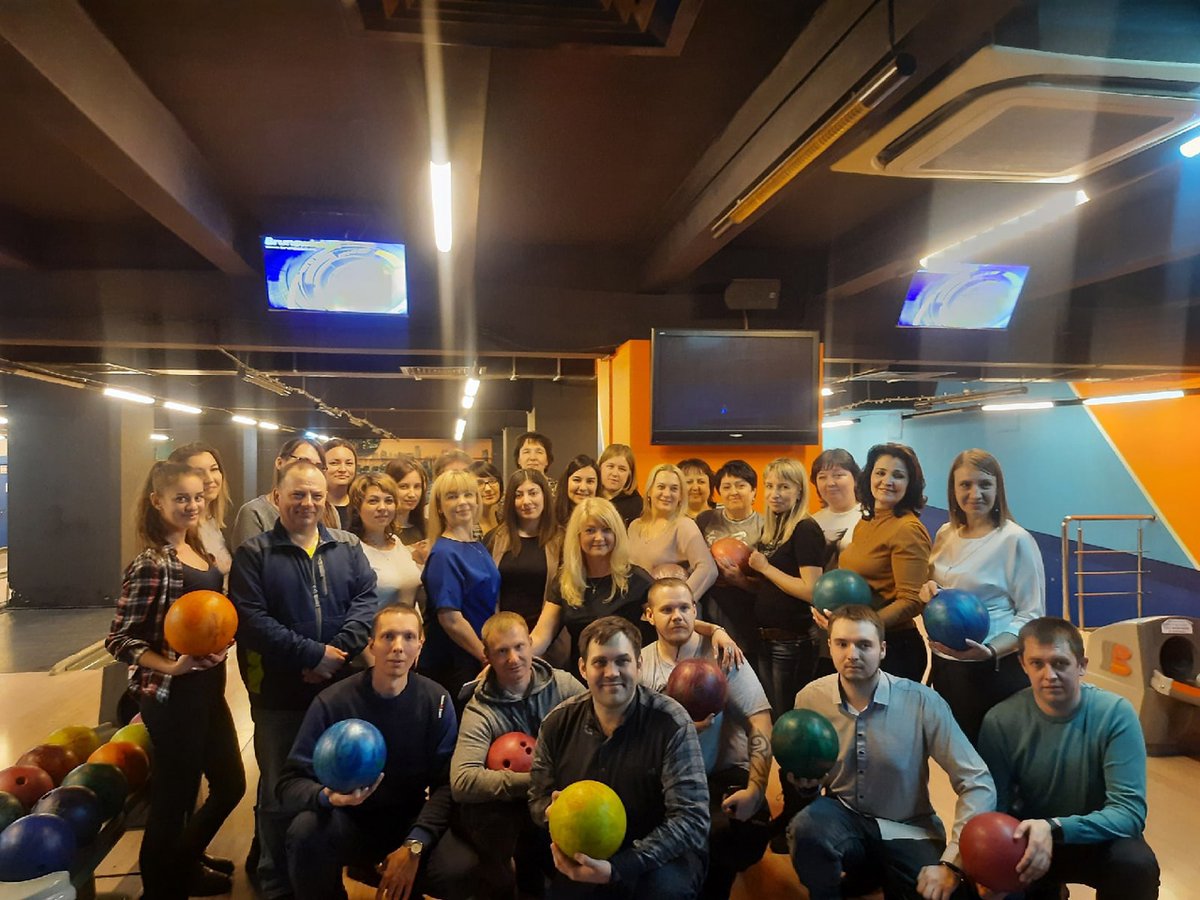 В преддверии праздника 23 февраля женщины ГКУ СО "ГУСЗН Западного округа" поздравили мужскую часть коллектива походом в боулинг. Победу в состязании конечно же одержал мужчина и получил заслуженный приз.