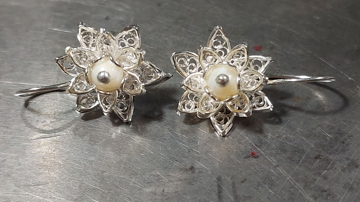 SilverFiligree6's tweet photo. 🌿https://t.co/NvWPe5aCEE🌿
.
.
.
#FiligreeGarden #silverfiligree #silverfiligreejewelry #filigreeearrings #telkari #filigry #filigree #filigrana #филигрань #филигран #Македонија #OnmyBench #lifeofajeweller #Macedonia https://t.co/n7uK1jvlGi