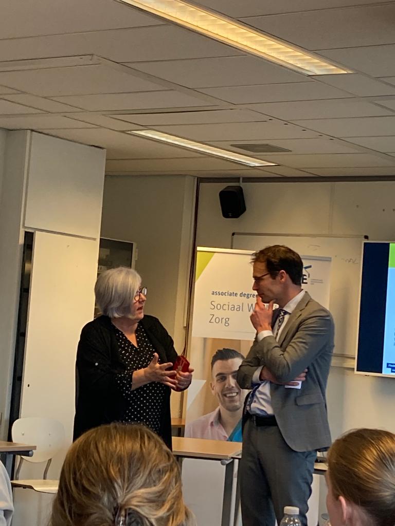 Wethouder <a href="/peterheijkoop/">Peter Heijkoop</a> geeft vandaag bij #DordrechtAcademy interactief gastcollege aan sociaalwerkstudenten van de @dehogeschoolede Goed gesprek over preventie, de dilemma's rond huisvesting en de signalerende rol van de sociaal werker.