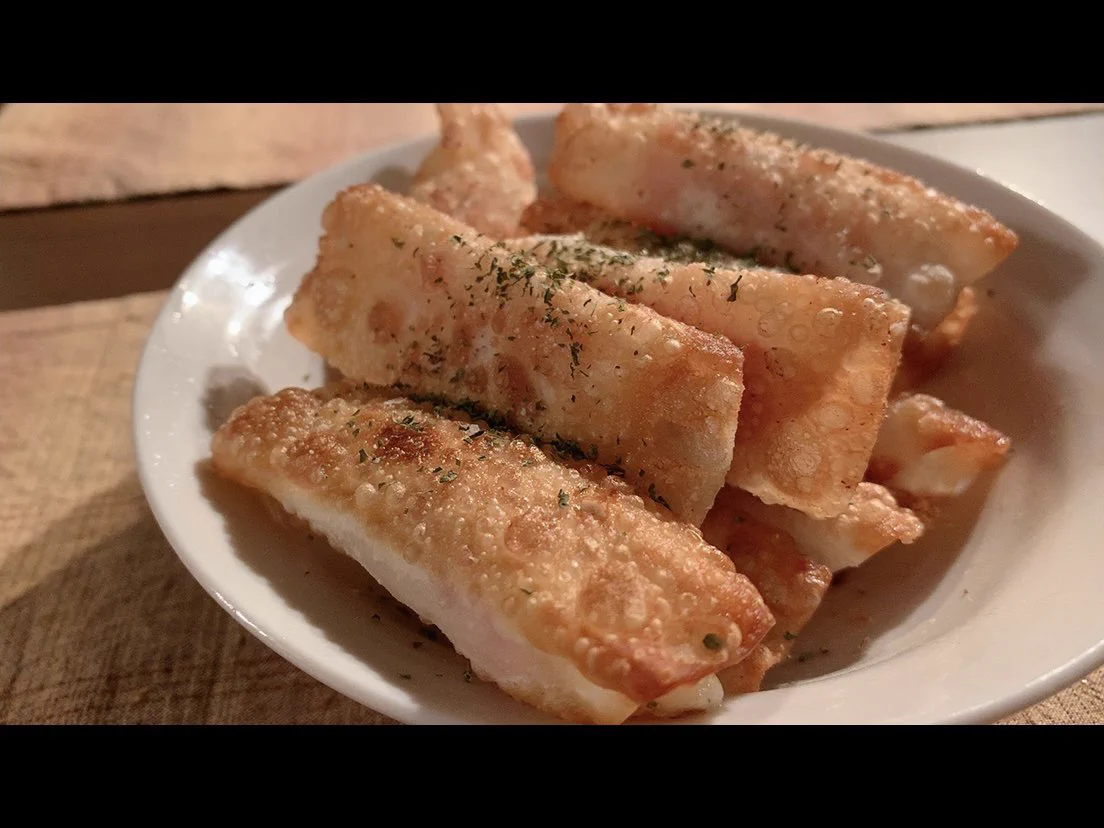 ちょうど家に生ハムと餃子の皮とチーズが余ってたので早速試して優勝しましたありがとうございます
めちゃ美味しい…飲みたくなる  