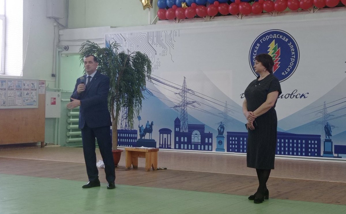 В предпраздничный рабочий день в МУП "УльГЭС" прошло торжественное поздравление мужской части трудового коллектива предприятия. 
Девушки-активистки, не изменяя традициям, подготовили выступление и зарядили хорошим настроением и улыбками весь коллектив предприятия.