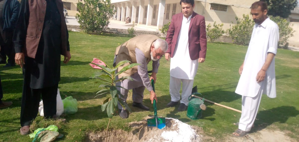 FEWDKPGovt's tweet image. #PlantForPakistan event celebrated on 22 Feburary at THQ Hospital Paharpur by Female staff of CDEGAD in DI Khan Forest Dvn. Tehsil Mayyer ,Makhdoom zada was the Chief Guest of the event and  50 nos of plants were planted and 100 No of were distributed.
#KPForest
#SpringPlantation