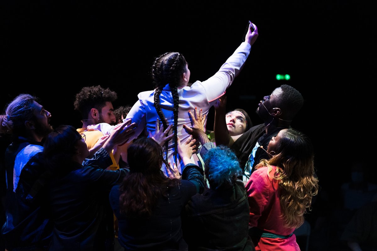 *Répet en cours*
 
// Les convoqué·e·s // 

du 3 au 5 mars au NTH8 

texte de Sylvain Bolle-Reddat.
chansons de Reno Bistan. 
mise en scène de Slimane Bounia.
Compagnie Théâtre du Grabuge.

#theatre #culture #Lyon