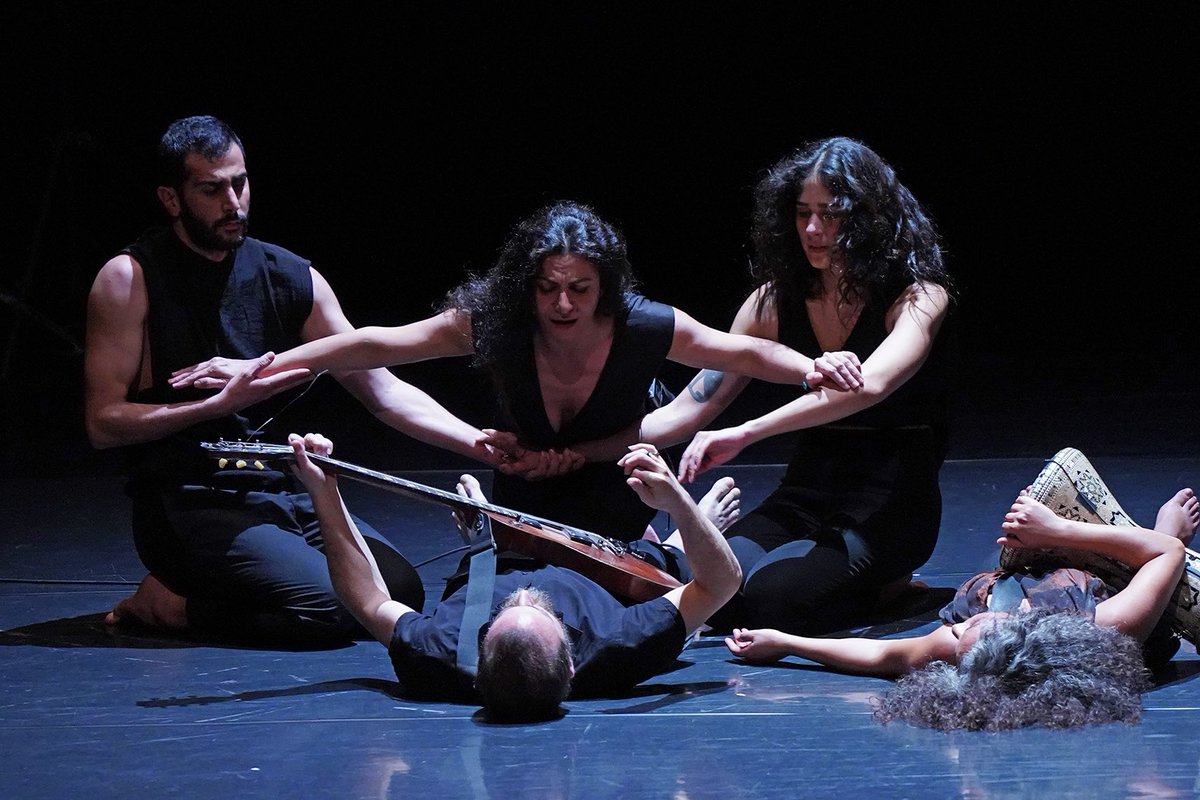 Warning: guitarists in #AliChahrour performances may sometimes find themselves in rather unusual situations

From “Layl” in #AnnArbor, Michigan <a href="/UMSpresents/">UMS—University Musical Society</a> <a href="/ayametwalli/">Aya Metwalli</a>