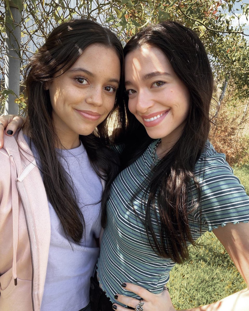 ScreamFR's tweet image. Jenna Ortega et Mikey Madison pendant le tournage de #Scream 🖤🔪