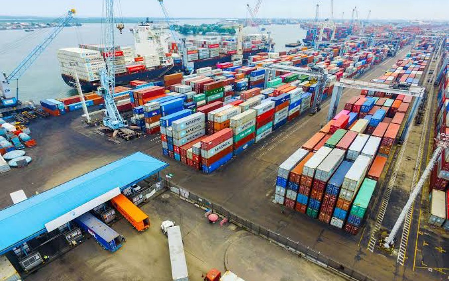 Nairametrics's tweet photo. Trouble in Nigerian Ports, as CBN e-invoice policy causes strike action - https://t.co/4UOloGLXB4 https://t.co/URFHVU3LAa