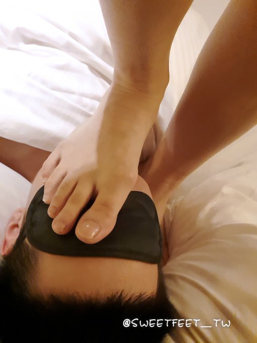 天氣好冷哦&hellip;🥶 還好我有專屬的腳踏墊  #footfetish #toes #feet #footjob #戀足 #足交 #恋足 #裸足 #美脚 https://t.co/tne5uhvw35<a href="/tag/footfetish"class="tags">#footfetish</a><a href="/tag/toes"class="tags">#toes</a><a href="/tag/feet"class="tags">#feet</a><a href="/tag/footjob"class="tags">#footjob</a><a href="/tag/%E6%88%80%E8%B6%B3"class="tags">#戀足</a><a href="/tag/%E7%BE%8E%E8%84%9A"class="tags"><span>#美脚</span></a><a href="/tag/%E8%A3%B8%E8%B6%B3"class="tags"><span>#裸足</span></a><a href="/tag/%E6%81%8B%E8%B6%B3"class="tags"><span>#恋足</span></a><a href="/tag/%E8%B6%B3%E4%BA%A4"class="tags"><span>#足交</span></a>