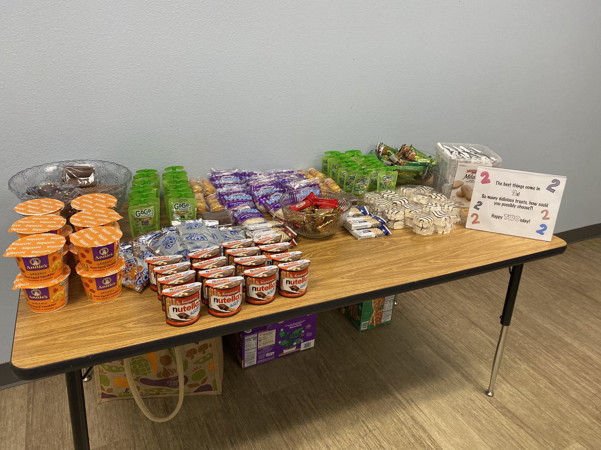 MrsMolinaRISD's tweet photo. The best treats come in 2s! #TWOsday goodies for @yaleroadrunners staff 😋🍫#RISDPowerofLove #RISDLitandInt #RISDBecause https://t.co/8wAccuBsMU