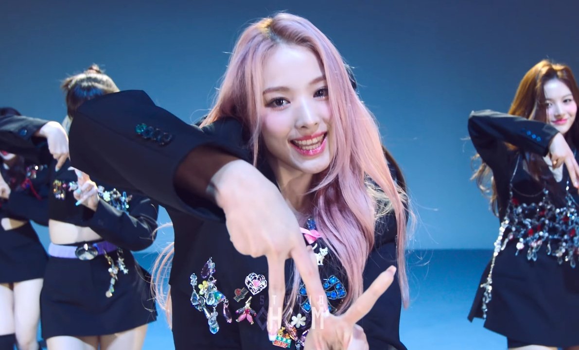 lowqualityjinni's tweet photo. She's the moment! #NMIXX #JINNI https://t.co/xj6dkmAlUt