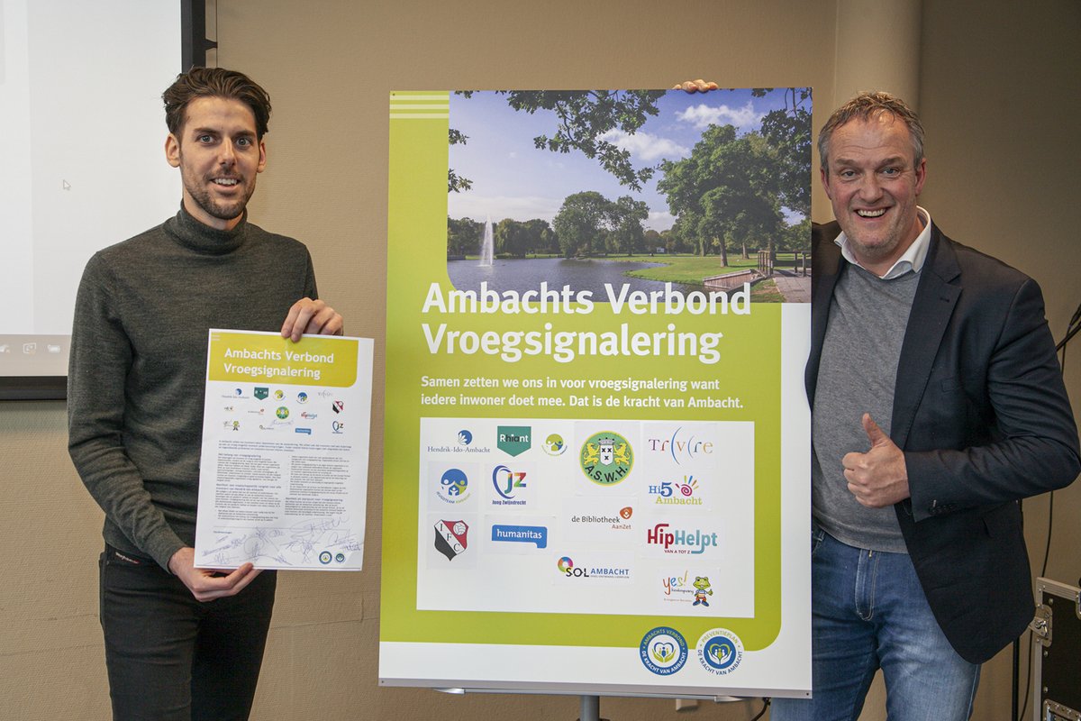 Wethouder Steven van Die (Sociaal Domein) en directeur-bestuurder Carlo Oostindie #Rhiant ondertekenen manifest Ambachts Verbond Vroegsignalering. Zo vroeg mogelijk helpen van inwoners met kleine hulpvragen en voorkomen dat problemen groter worden. 
Foto: Cees van Meerten