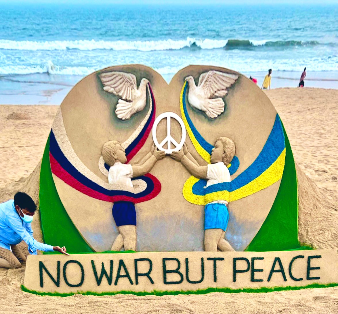 No war, but Peace. My sandart at Puri beach in India , with an appeal to both #Russia and #Ukraine to please maintain harmony.