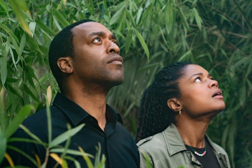 IndieWire's tweet photo. ‘The Man Who Fell to Earth’ Trailer: Chiwetel Ejiofor Plays an Alien on a Mission to Save a Dying Earth
https://t.co/YE76ayHJDK https://t.co/ODMNyuSNn2