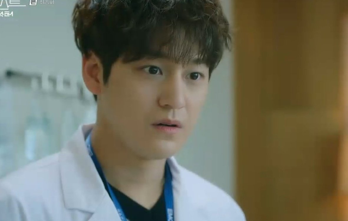 withdramas's tweet photo. "Seungtak what kind of stitch is this.. Didn't i tell you to make a good one iam not married yet"

Fk he rememberes everything.. Look at him being happy as hell and yoongmin looks annoyed as hell.. I love them please 😭🤣

#GhostDoctorEp16 #GhostDoctor #Rain #Kimbum #KimBeom https://t.co/HQcGOpQNbv