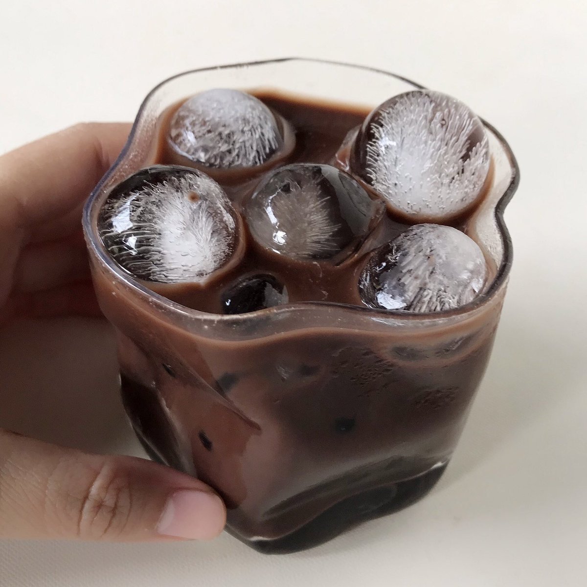 เป็นผงดาร์กโกโก้ที่ชงไม่เป็นก็อร่อยอะ 555555555 ชงง่ายมาก นมข้นอย่างเดียวก็อร่อยแล้ว ชงยังไงก็อร่อย กลิ่นหอม เข้มข้นสะใจมาก เป็นผงโกโก้ที่อร่อยแบบเอาไปชงขายได้เลย อันนี้ดีล้าน%