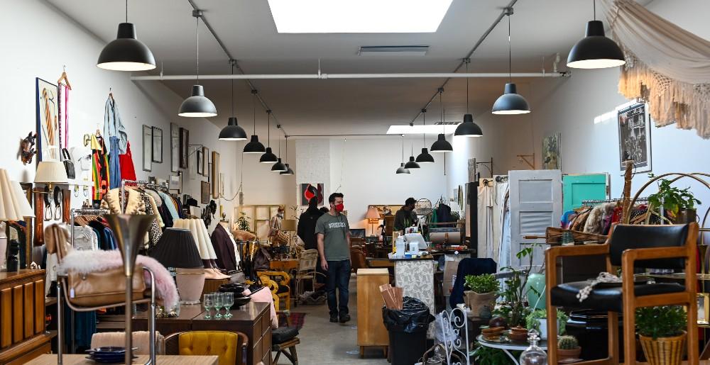 bymaddyness's tweet image. L’ambition de la #startup MooM ? Récupérer les produits des particuliers et professionnels, quel que soit leur état, afin de les revaloriser par le #recyclage, la réparation, le don ou la revente ♻️

maddyness.com/2022/02/22/moo…