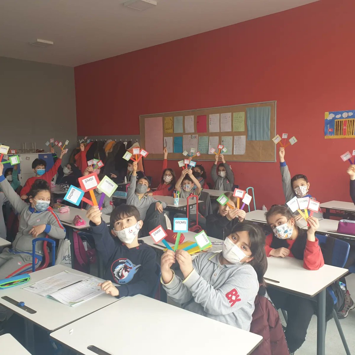 3. Ve 4. Sınıflarımızda devam eden Mindful derslerimizde bu hafta "şimdi" de kalmaya çalışırken zihnimizin "geçmiş" ve "gelecek" zamanlardaki yolculugunu gözlemledik.      💙❤#BahcesehirKoleji
#KAREM #Mindfulness 
<a href="/BKAksaray/">BK Aksaray Kampüsü</a> <a href="/YusufVarolun/">Yusuf Varolun</a> <a href="/EniseYuzgec/">Enise Yüzgeç</a> <a href="/sedayarimbas/">Seda Yarımbaş</a> <a href="/zeyneperiki/">Zeynep Burcu Eriki</a>