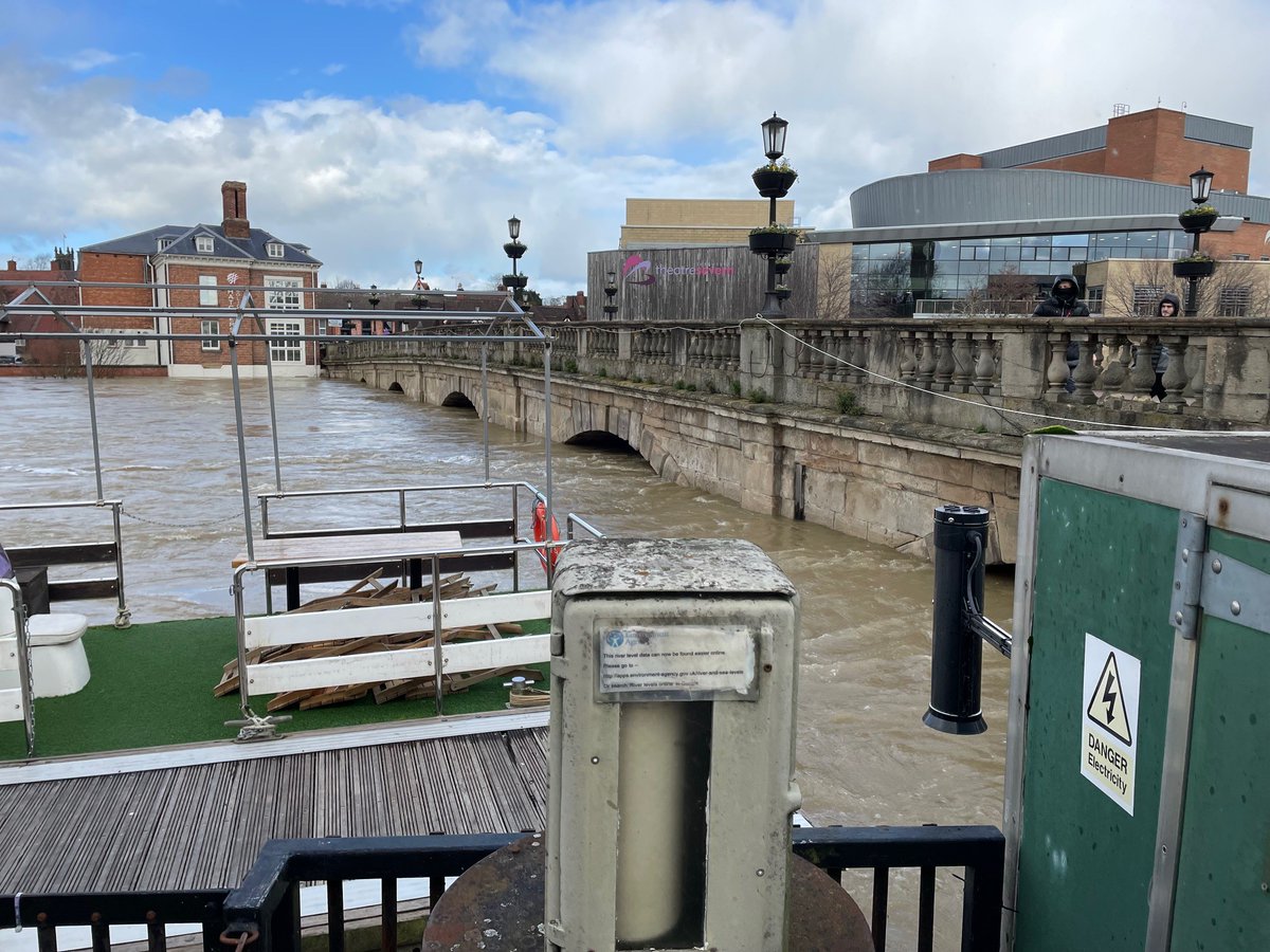 The latest situation in central Shrewsbury...

The metal box is a river gauge - these are what the Environment Agency use to collect data relating to river levels. We display this information on <a href="/GaugeMap/">GaugeMap</a>.

#StormFranklin