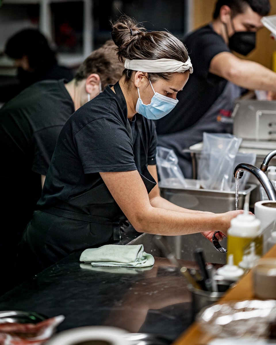 ARG_augaesal's tweet photo. Día de producción y máximo esfuerzo para el equipo. A partir de mañana ampliamos el menú, todo un desafío que nos llena de ilusión🍴💧

RESERVAS 📲 https://t.co/JSOHCYSeVP
📍 Rúa da Fonte de Santo Antonio, 8

#AugaeSal https://t.co/FdjCyL6cuI