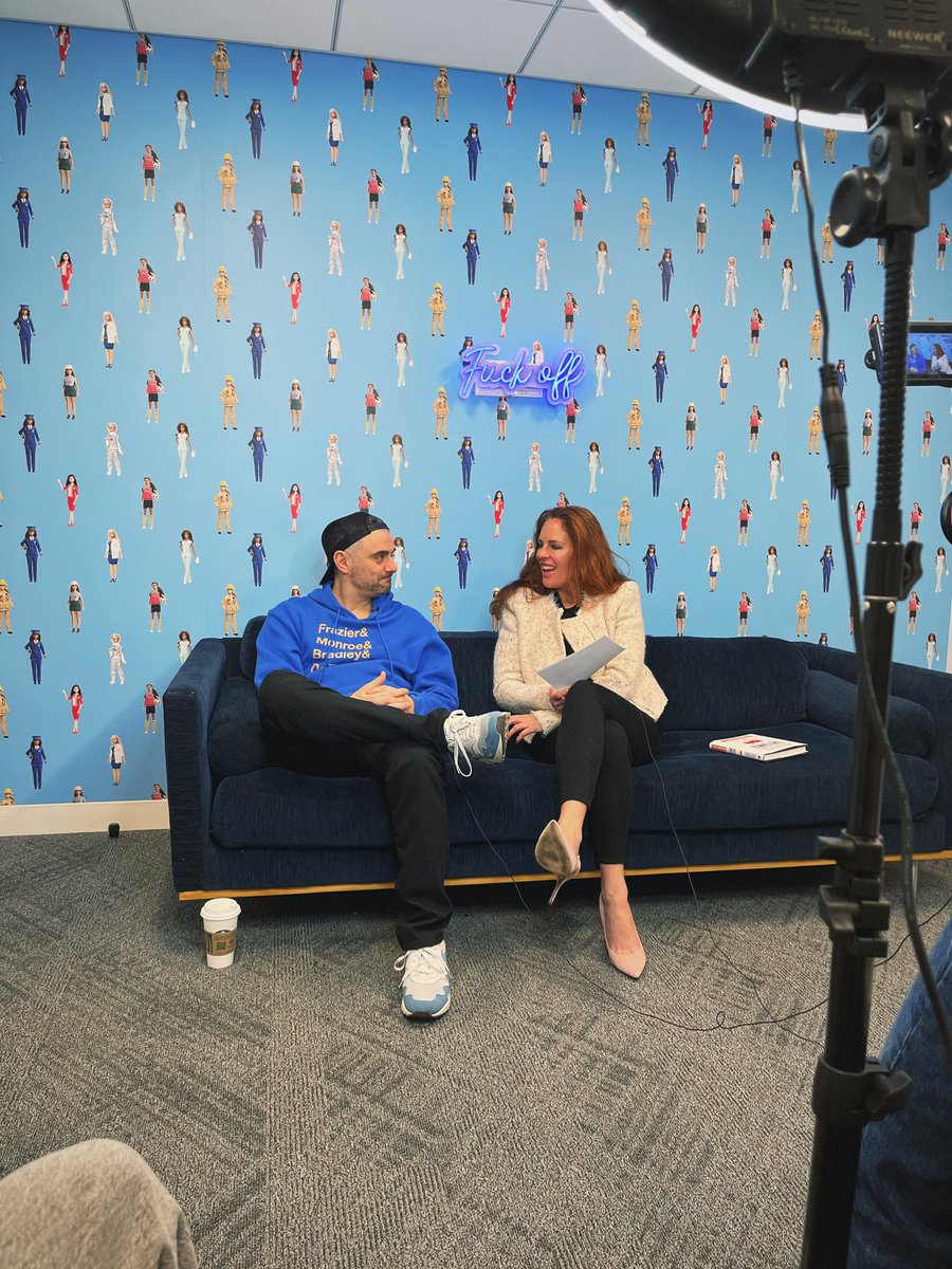 tokenCEO's tweet image. Look who’s in the building @garyvee 👀