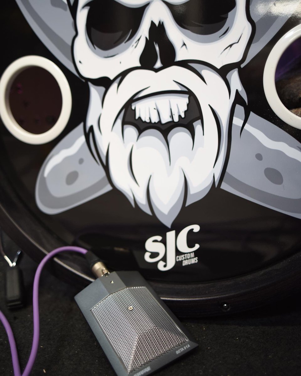 punkrockfactory's tweet photo. HUGE shoutout to the amazing @shure for sending us out a selection of amazing new #shuremicrophones for The Sausage Factory!
We’ve been getting to grip, grip, grips with them on the newest track and you’ve put us under enough pressure… It’s coming soon 👀
#shure #sm7b #beta91a https://t.co/CfdhCr9r0K