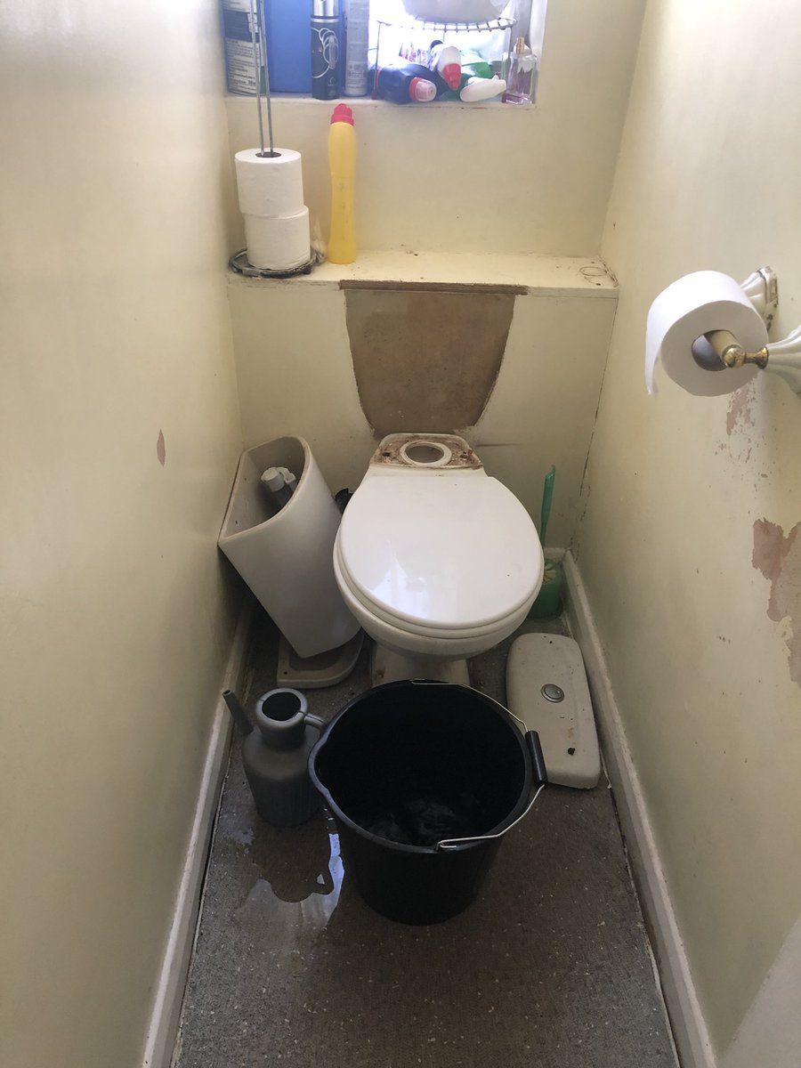 Fatima_abbii's tweet photo. @hammersmithandy @LBHF our toilet has been in this state since 16th February. We have been calling the repair team constantly to come and fix this as the toilet is unstable and moves around when sat on. We have complained countless times to the council but it is ignored. 1/ https://t.co/cfz66nC3Yw