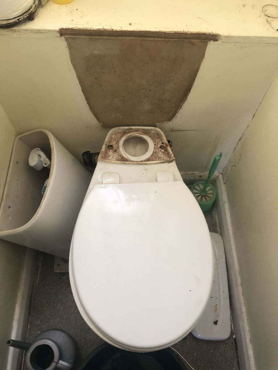 Fatima_abbii's tweet photo. @hammersmithandy @LBHF our toilet has been in this state since 16th February. We have been calling the repair team constantly to come and fix this as the toilet is unstable and moves around when sat on. We have complained countless times to the council but it is ignored. 1/ https://t.co/cfz66nC3Yw