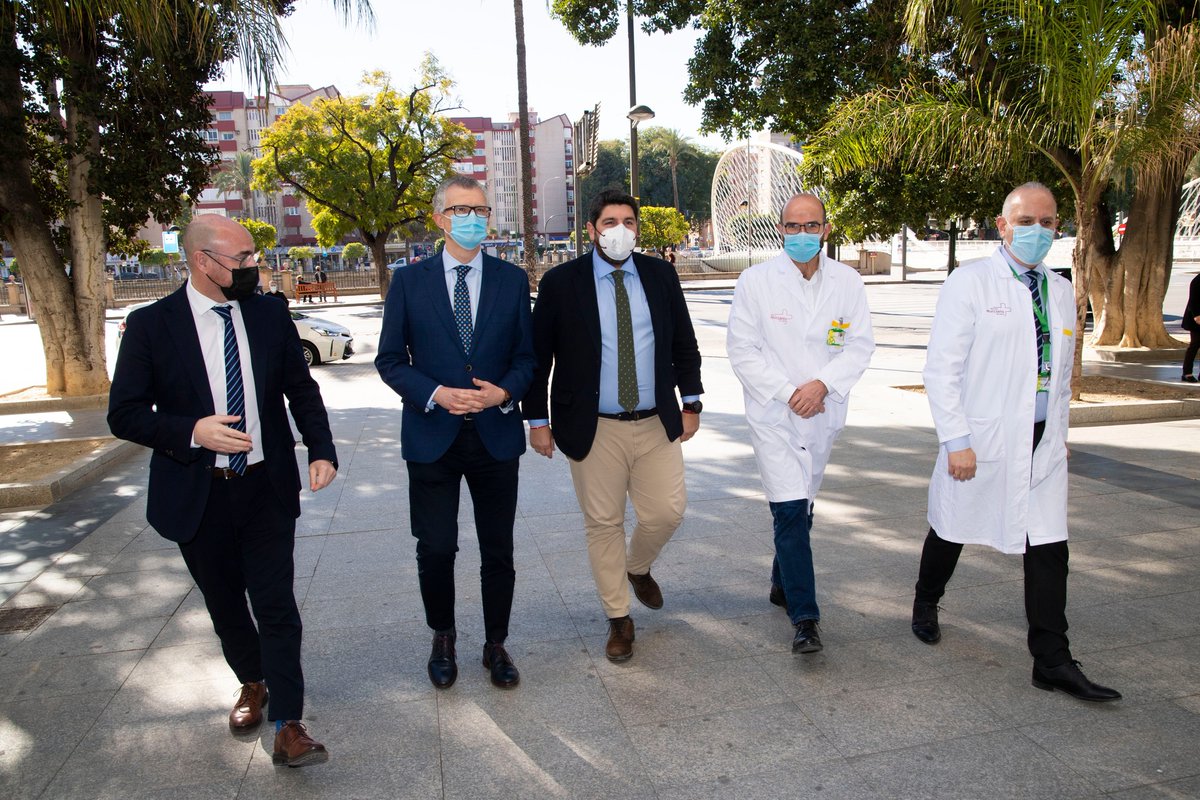regiondemurcia's tweet photo. ✅La tecnología robótica de cirugía de precisión ya se ha aplicado a 175 pacientes desde su puesta en marcha en octubre en la #RegióndeMurcia 

https://t.co/apoyf6j6np https://t.co/DcFPE2ZANI