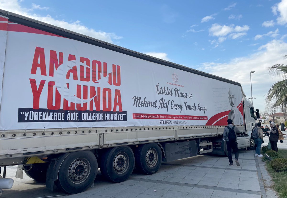 "İstiklal Marşı ve Mehmet Akif Ersoy" temalı sergi tırı, Sabahattin Zaim Üniversitesi Halkalı Kampüsü'nde ziyarete açıldı.

Sergi tırı, çeşitli illeri ziyaret ederek İstiklal Marşı'nın kabul yıl dönümü olan 12 Mart'ta Ankara'ya ulaşacak.

👉🏻 meb.ai/ve4Dsy