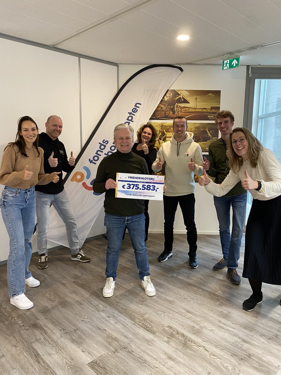 fondsGsport's tweet photo. Wat een mooie verrassing gisteren op kantoor! Fonds Gehandicaptensport mocht maar liefst €375.583,- in ontvangst nemen van de @VriendenLoterij . Dit bedrag is bijeengebracht door de spelers van de Vriendenloterij, heel veel dank hiervoor! https://t.co/tioorsn0Y2